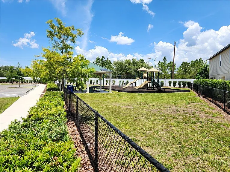1679 Wynford Cir — Photo 32
