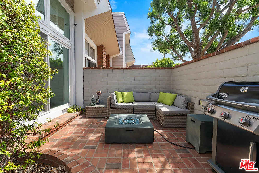 2 bed, 2.5 bath, 1575 sqft, $6,500 — Photo 3
