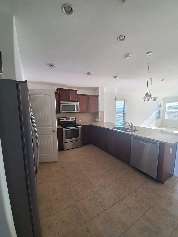 3 bed, 1600 sqft, $2,095 — Photo 3