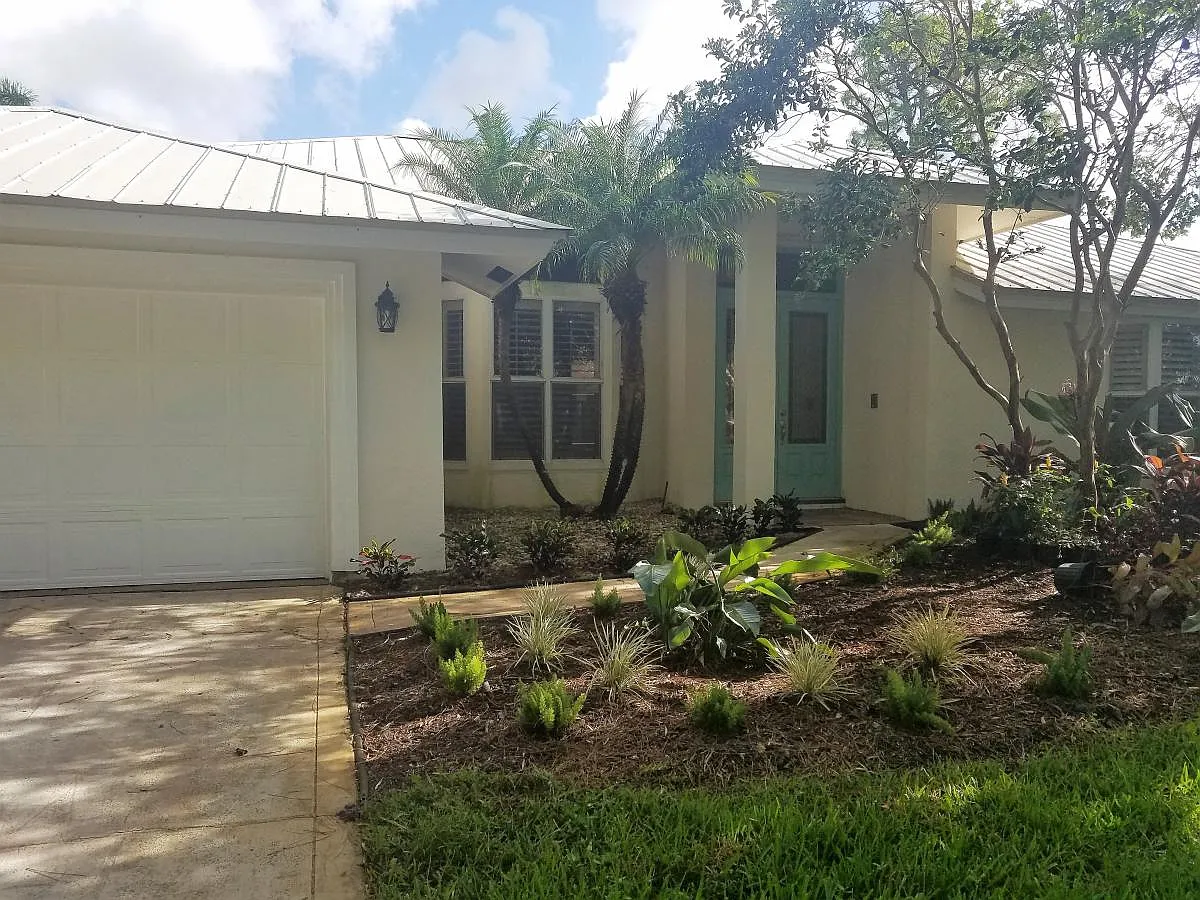 1084 SW Pigeon Plum Way — Photo 2