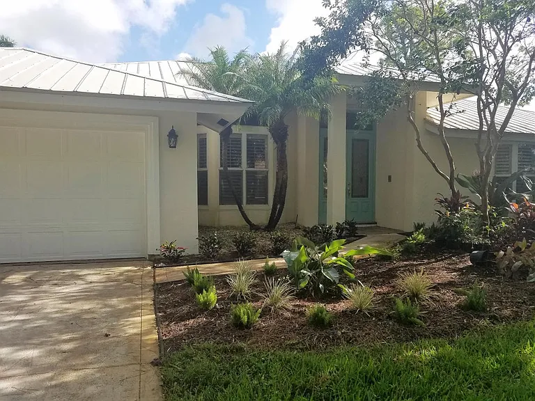 1084 SW Pigeon Plum Way — Photo 2