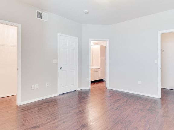 4th image of 1111 S Red River Expy APT 421