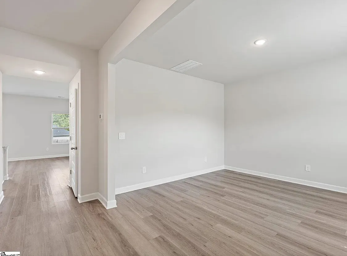 4 bed, 2345 sqft, $2,399 — Photo 2