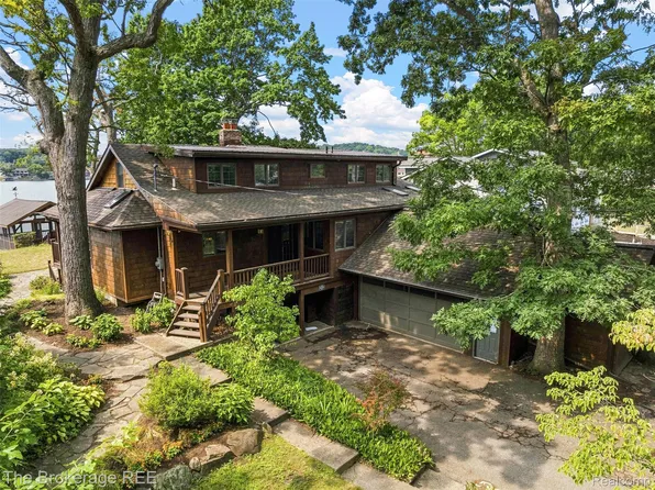 3845 Dorothy Ln, Waterford, MI 48329