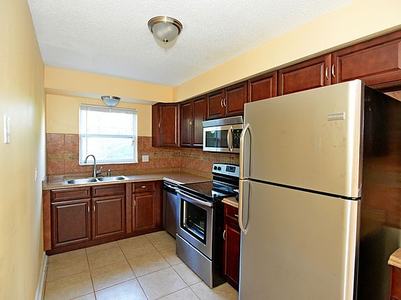 4th image of 2828 Saint John Dr