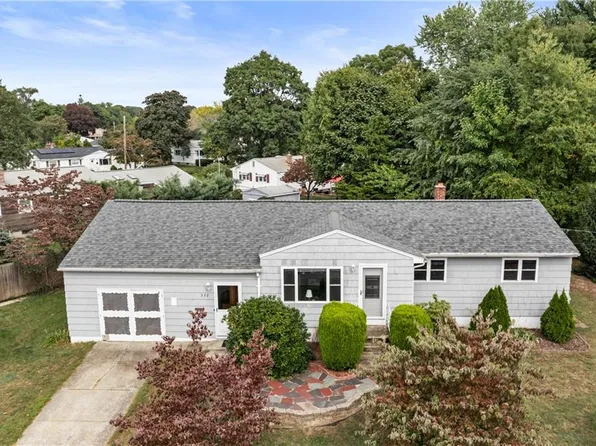 332 Vineyard Rd, Warwick, RI 02889