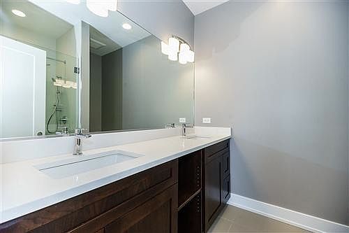 5th image of 2833 N Kedzie Ave