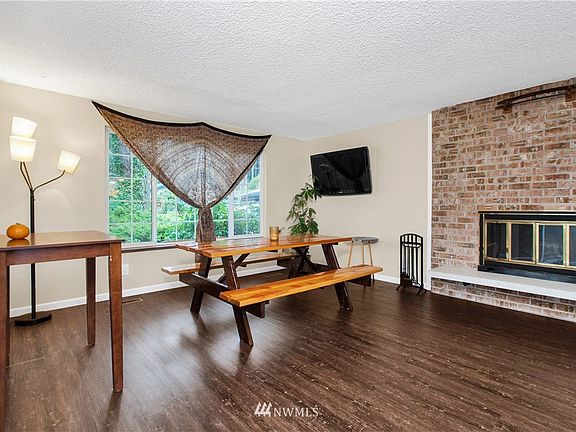 3rd image of 6924 Sierra Drive SE