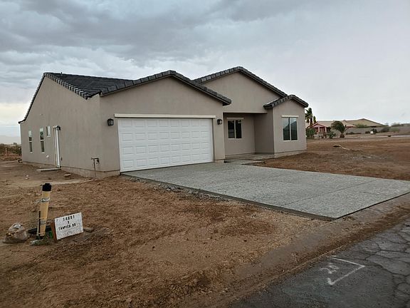 Side view of the house, backyard will have block fence & RV gate