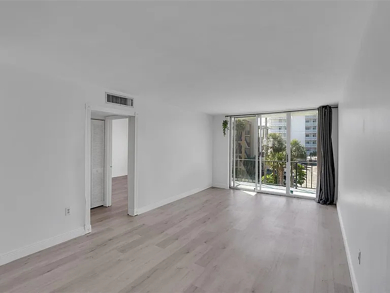 301 Croton Ave #302 — Photo 14