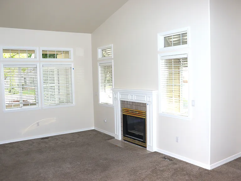 1328 E Hunter Dr — Photo 9