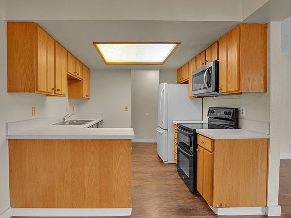 3rd image of 12506 SE Stark St APT E