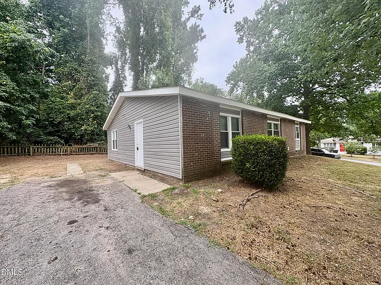1100 Savannah Dr — Photo 4