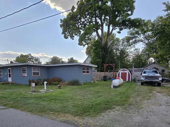 696 S Wildwood Dr, Cromwell, IN 46732