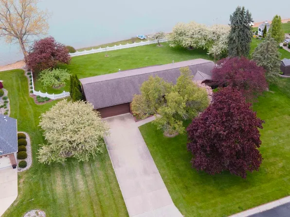 11145 Lake Circle Dr N, Saginaw, MI 48609