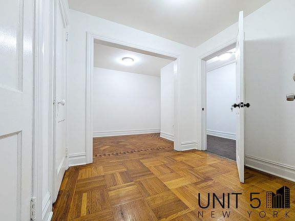 3rd image of 372A Bainbridge St APT 1