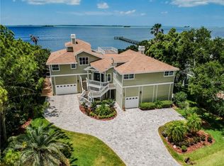 978 Point Seaside Dr, Crystal Beach, FL 34681