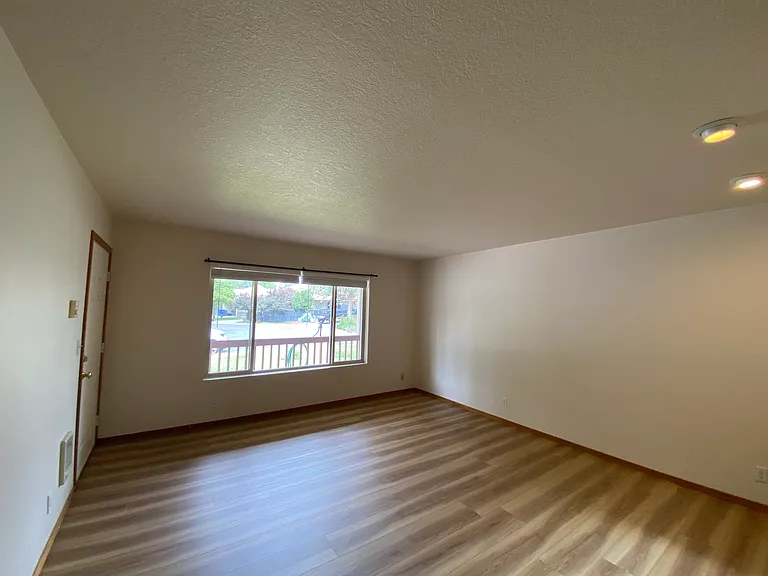 905 SE Stratford Ct — Photo 5