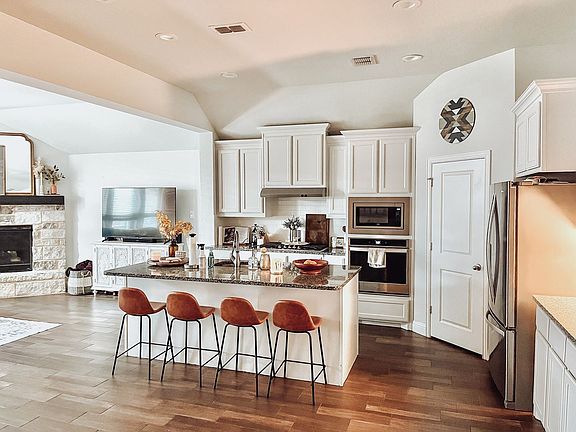 3rd image of 405 Stella St