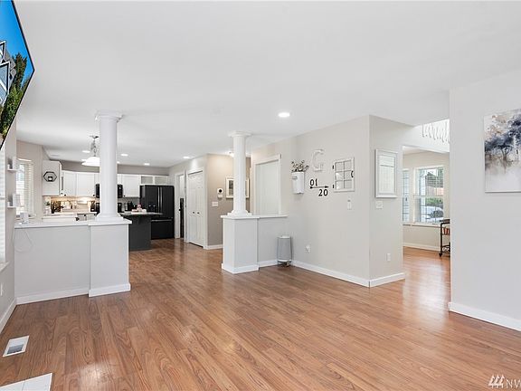5th image of 329 Golden Pond St