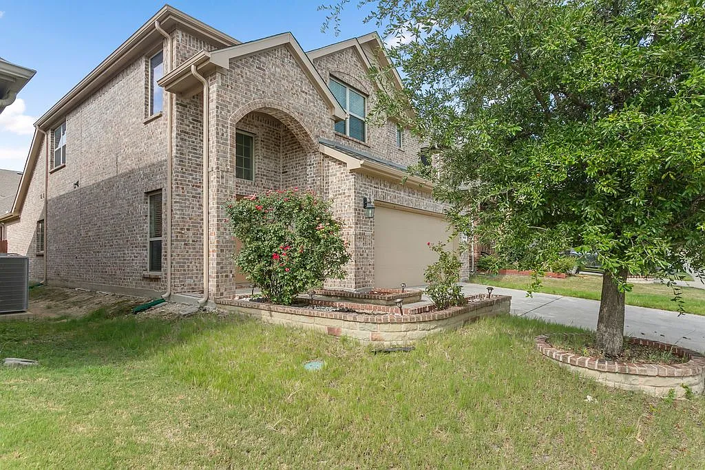 3 bed, 2204 sqft, $2,495 — Photo 1