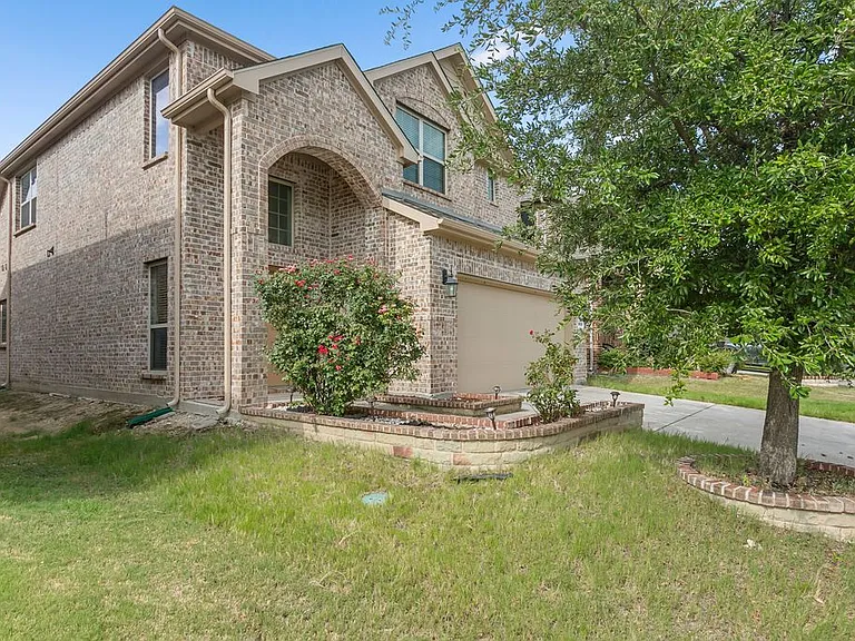 9813 Moccasin Creek Ln — Photo 1