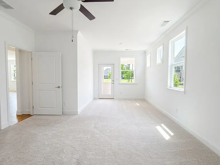 384 Yardley Ln — Photo 8