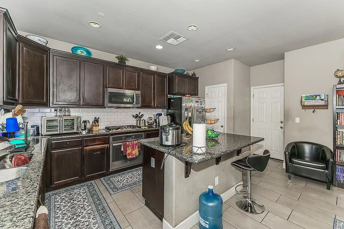 4 bed, 3.0 bath, 1797 sqft, $3,300 — Photo 4
