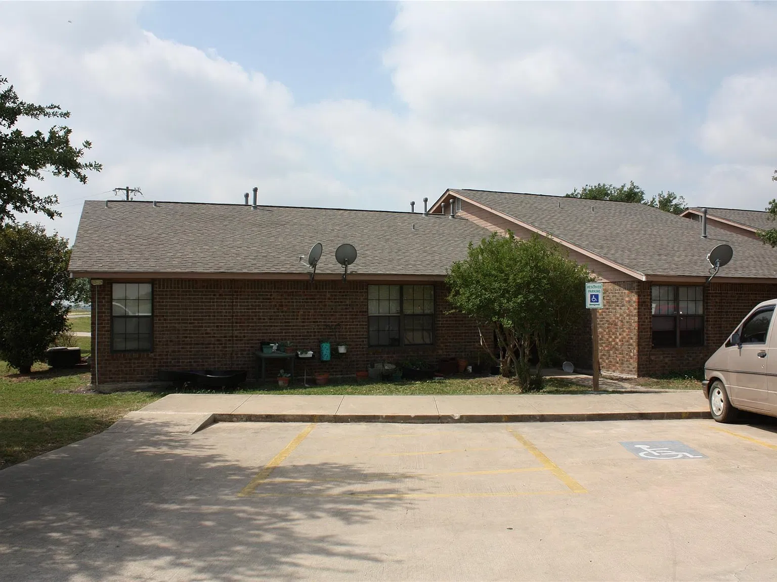1 bed, 1.0 bath, $528 — Photo 2