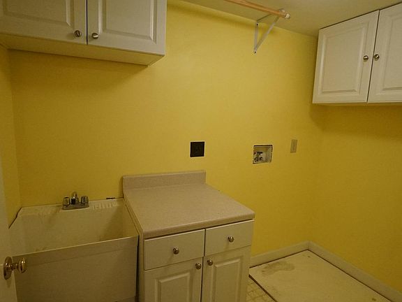 laundry room with washer/dryer connections (electric dryer)