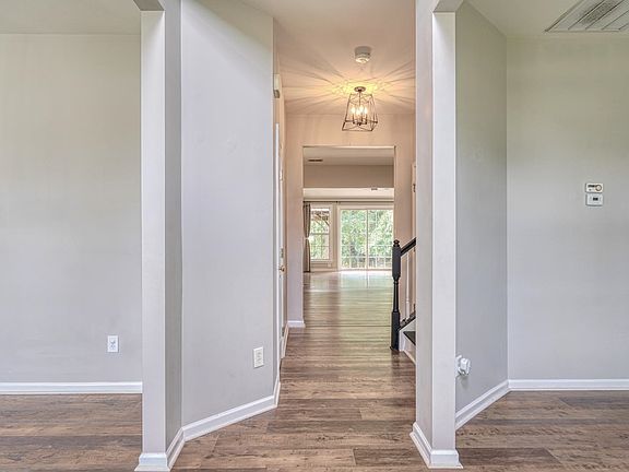 4th image of 135 Castleton Cir