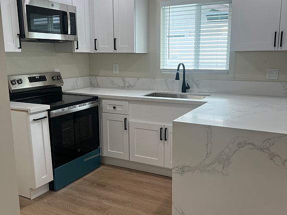 5th image of 1744 N Mariposa Ave #B