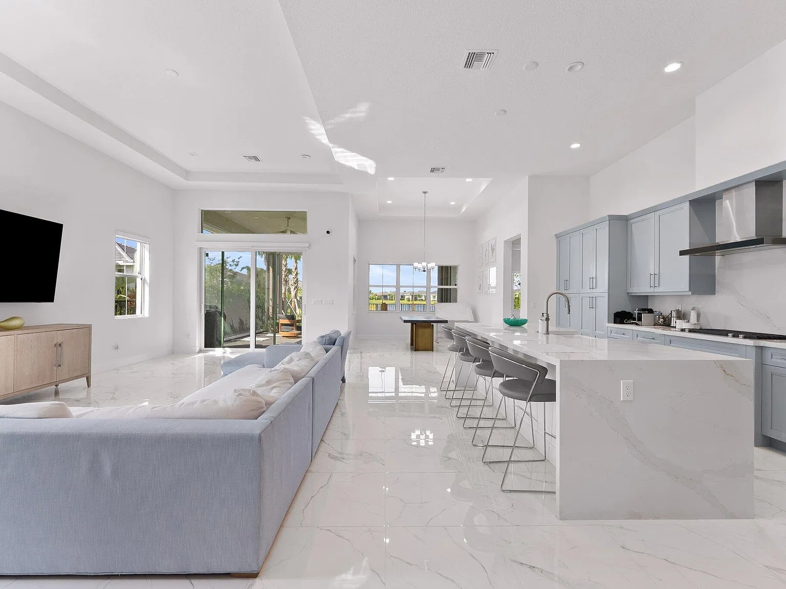 3 bed, 2.5 bath, 2385 sqft, $5,999 — Photo 3
