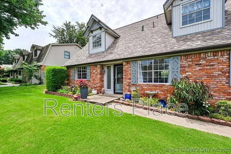 4 bed, 2.0 bath, 2098 sqft, $1,995 — Photo 3