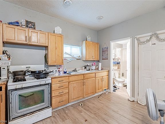 4th image of 7602 Berry Ave