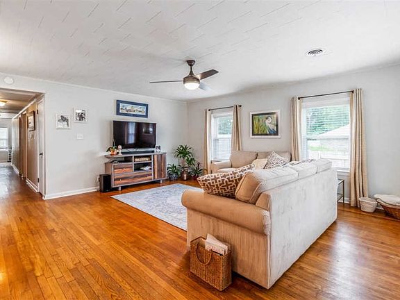5th image of 3007 E Lloyd St