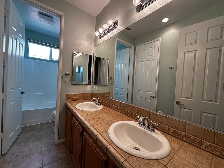 Emerald Ave — Photo 33