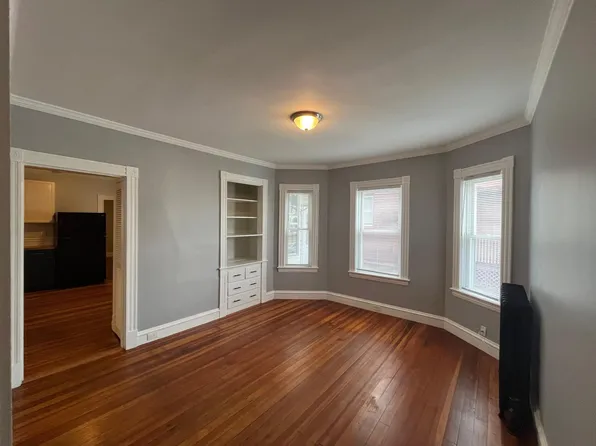 9 Mount Vernon St, Lowell, MA 01854