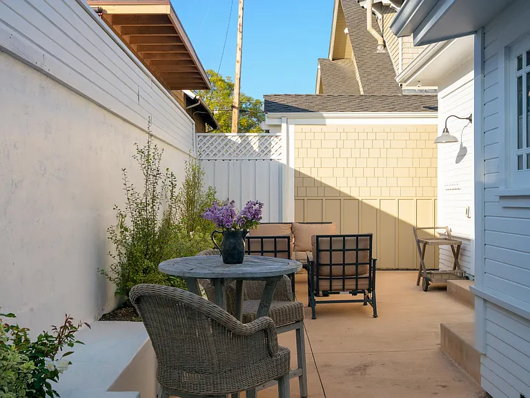 306 W De La Guerra St — Photo 21
