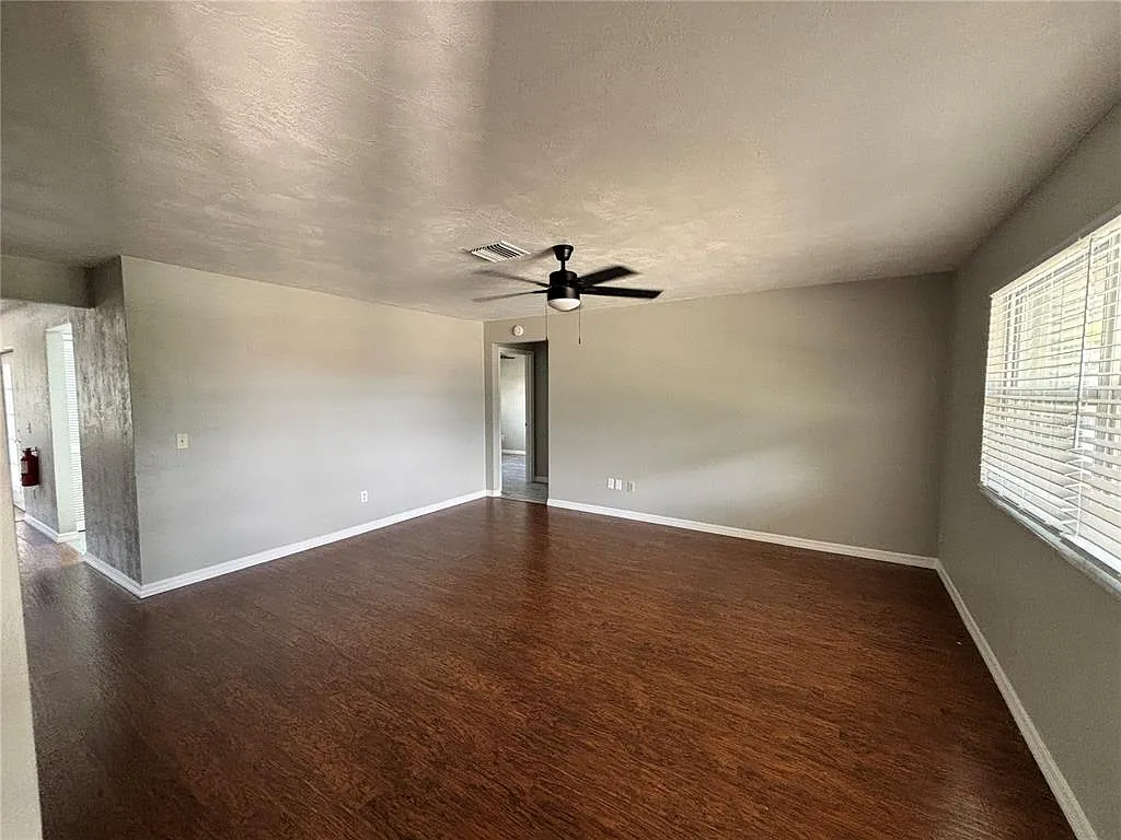 3 bed, 2.0 bath, 1460 sqft, $2,000 — Photo 4