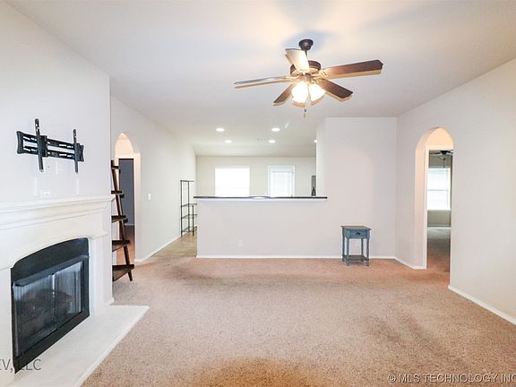 4th image of 9902 E Swan Dr W