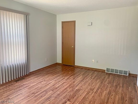 3rd image of 6528 Rosebelle Ave