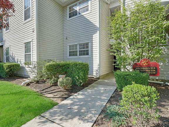 3rd image of 211 Walden Cir