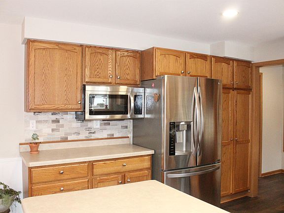 5th image of 915 Stonebridge Rd