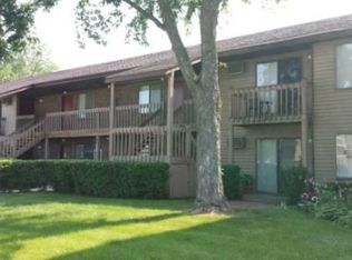 185 Glen St APT 2H, Grayslake, IL 60030