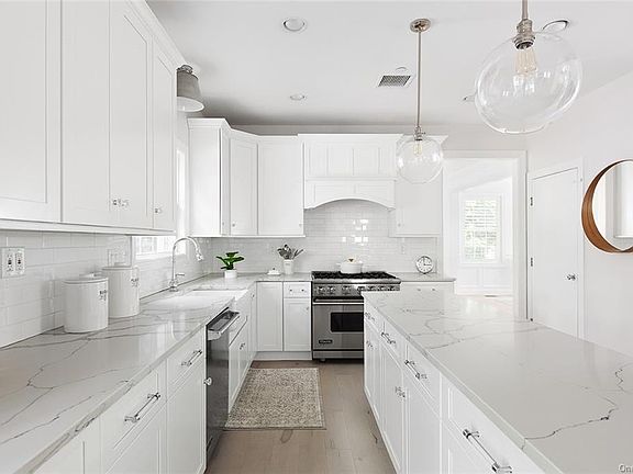 3rd image of 611 Ashford Ave
