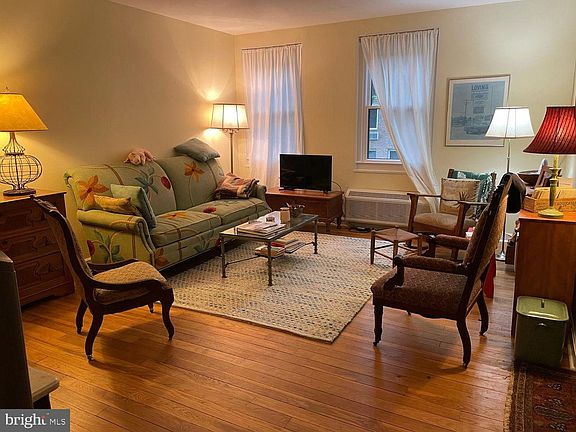 5th image of 4822 Chevy Chase Dr APT 203