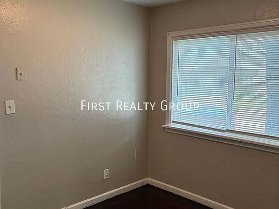 3rd image of 207 Ashwood Ave