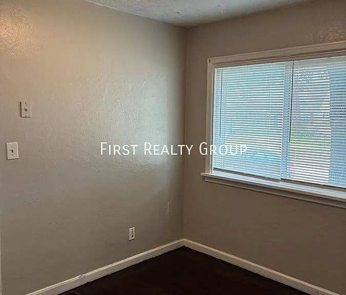 207 Ashwood Ave — Photo 3