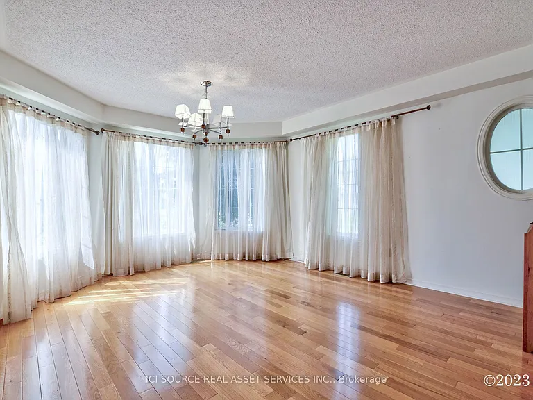 2 Waterton Cres — Photo 4